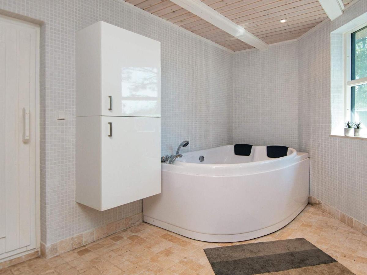 7 Person Holiday Home In R M Vesterhede Exteriör bild